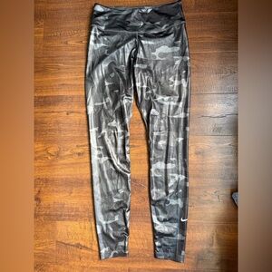 Nike Dri-FIT One Women’s Mid-Rise Camo Leggings – Black/Grey, Size M